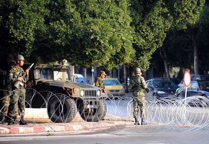 La policía custodia las calles del centro de Túnez.