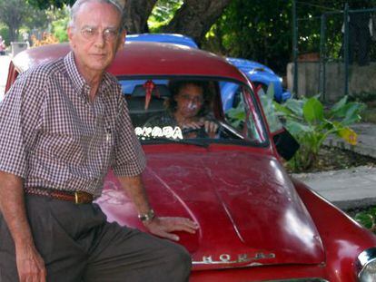 Eloy Gutiérrez Menoyo junto al automóvil con el que se movía por La Habana, en una foto de 2006.