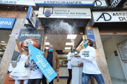 Trabajadores de la administración de lotería de Reus celebran el Gordo del sorteo de Navidad.