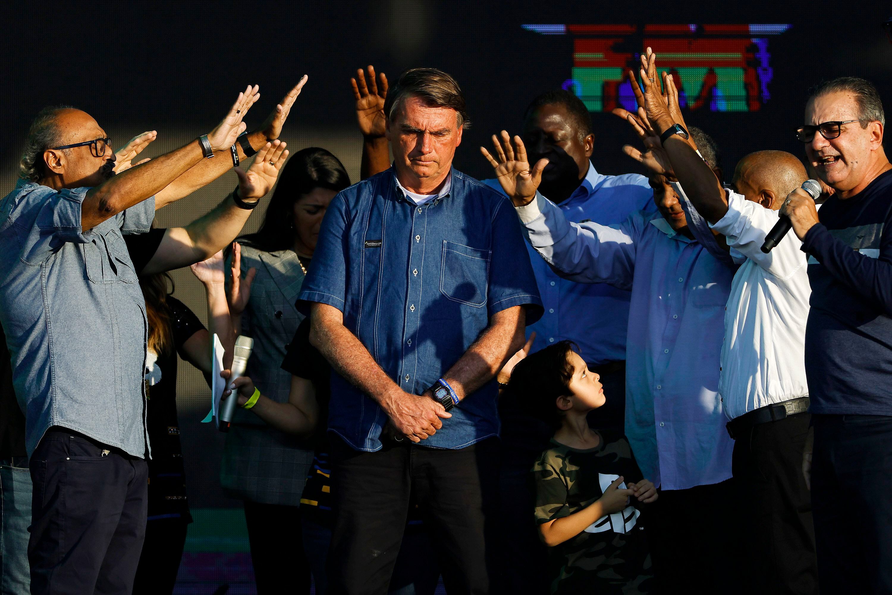 El Presidente de Brasil, Jair Bolsonaro, recibe la bendición durante un festival de música organizado por una emisora evangélica de Río de Janeiro, el pasado 2 de julio. 