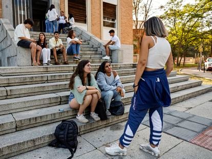 Varios alumnos charlaban el lunes en la Ciudad Universitaria de Madrid.