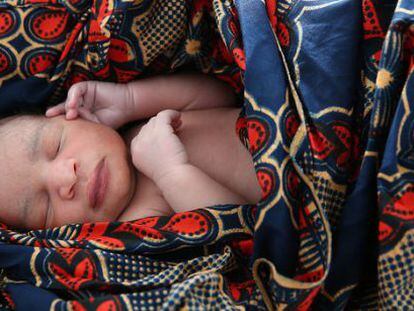 Un recién nacido descansa en la maternidad del hospital de Freetown (Sierra Leona) en plena crisis por el ébola en el país.