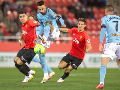 Los jugadores del Mallorca tratan de disputarle el balón a Brais Méndez en el partido de la Liga Santander.