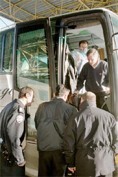 En la foto uno de los casi cien autocares con sindicalistas franceses en la frontera de La Jonquera.