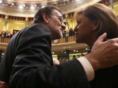 Mariano Rajoy saluda a la diputada María Dolores Cospedal en el Congreso.