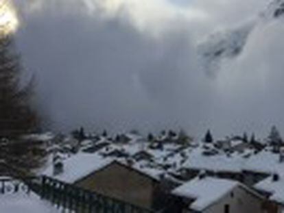 Un esquiador capta con su móvil el momento en el que el pueblo de Bessans queda sepultado por la nieve