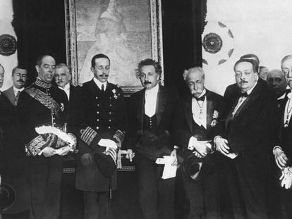 Albert Einstein, con el rey Alfonso XIII a su derecha y el físico Blas Cabrera, segundo a su izquierda, el 4 de marzo de 1923, en Madrid.
