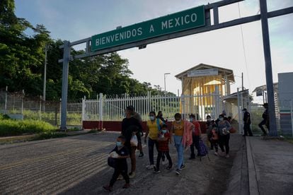 Migrantes llegan a El Ceibo, Guatemala, tras ser deportados por EE UU y México.