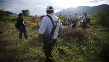 Guardias comunitarias y Policía de Guerrero buscan a los desaparecidos de Iguala.