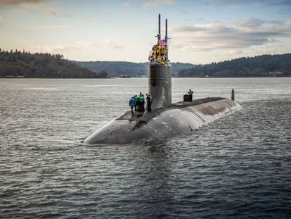 Un submarino de la marina estadounidense saliendo a flote.