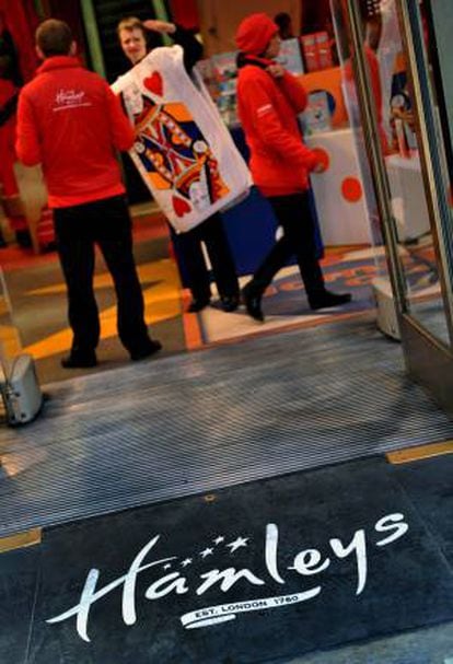 Acceso a la juguetería Hamleys en la calle Regent Street de Londres (Reino Unido). EFE/Archivo