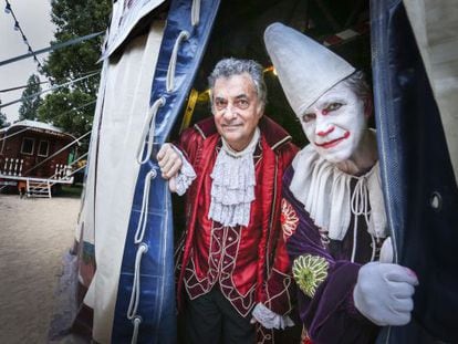 Carlos y Luis Raluy en los carramatos de su circo, instalado en Sant Cugat.