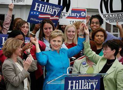 Hillary Clinton (en el centro), con representantes de la Organización Nacional de Mujeres en marzo de 2007.