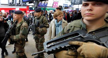 La ministra de Defensa Florence Parly, rodeada de soldados, en la estaci&oacute;n de Montparnasse de Par&iacute;s, el 2 de octubre.