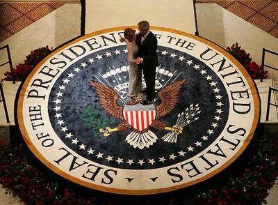 George W. Bush baila con su esposa, Laura, en 2005, en un acto de toma de posesión como presidente de EE UU.