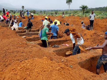 Cavando tumbas en el cementerio de Paloko, en Waterloo, Sierra Leona.  