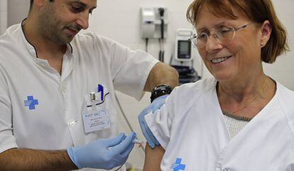 Personal sanitario participa en la campaña de vacunación en un centro de salud de Barcelona.