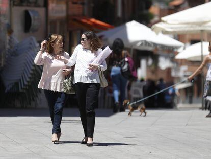 Dos viandantes caminan por una calle en Pozuelo de Alarcón, el municipio más rico de España.