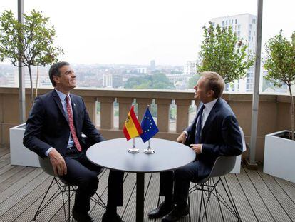 Pedro Sánchez conversa con el presidente del Consejo Europeo, Donald Tusk, este domingo en Bruselas. 