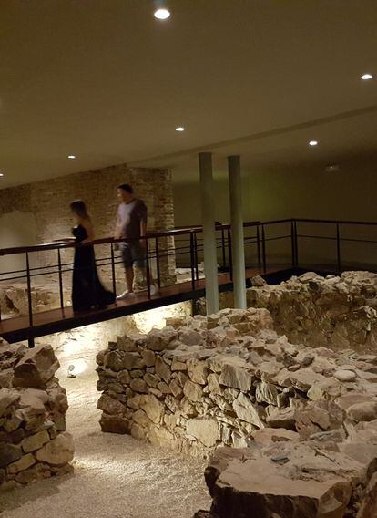 Vestigios de los lienzos de la muralla de la ciudad fenicia en el subsuelo del Museo Picasso.