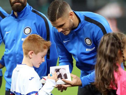 Icardi firma a un ni&ntilde;o el &#039;Diario&#039; de Ana Frank.