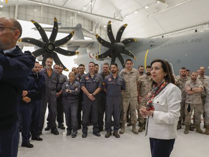 La ministra de Defensa, Margarita Robles, visita a los componentes del Ala 31 y el Escuadrón de Apoyo al Despliegue Aéreo (EADA) en la Base Aérea de Zaragoza, este viernes.