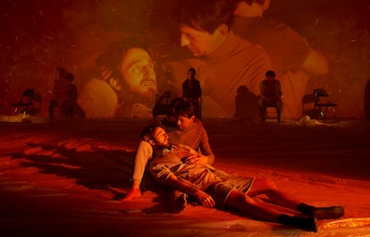 Julio Manrique: 'Animal negro tristeza': teatro bello, terrible e impactante | Babelia | EL PAÍS Julio Manrique: 'Animal negro tristeza': teatro bello, terrible e impactante | Babelia | EL PAÍS