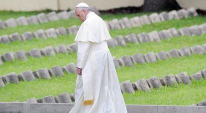 El papa Francisco, en el cementerio de Fogliano Redipuglia.
