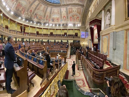 Minuto de silencio en recuerdo a las víctimas de la covid-19 en el pleno del Congreso.