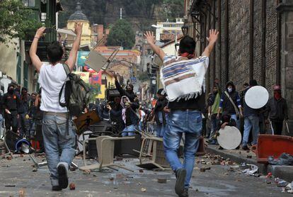 Una calle bloqueada por manifestantes en la protesta de Bogotá.