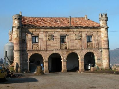 Fachada del palacio de Ceballos, en Cantabria.