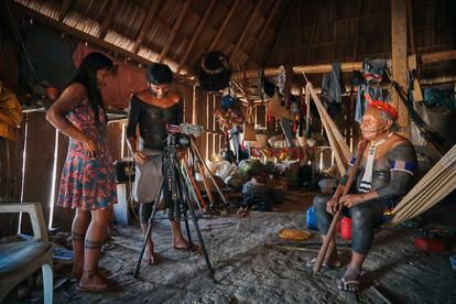 Pãjro Txucarramãe manipula la cámara, junto a Betikre Tapayuna Metuktire, durante una entrevista al cacique de la aldea Kapoto, Patoit Metuktire, el pasado julio.