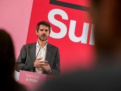 El portavoz de Sumar, Ernest Urtasun, durante la rueda de prensa que ha ofrecido este lunes en Madrid.