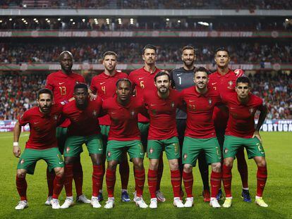 El equipo de Portugal posa antes de un partido.