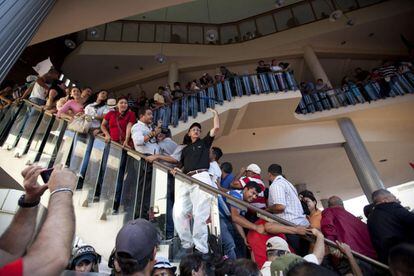 Los diputados de LIBRE, partido que con 36 representantes es la primera fuerza de oposición en el Parlamento hondureño, accedieron por la fuerza al interior de la cámara tras una manifestación en la planta baja del edificio. Las fuerzas de seguridad les expulsaron del hemiciclo.