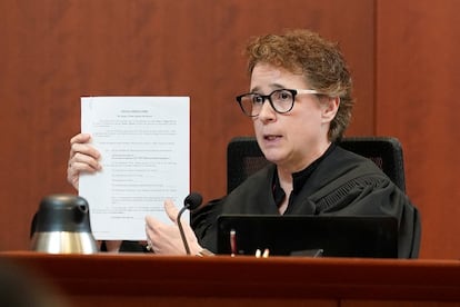 La jueza Penney Azcarate explica al jurado las instrucciones para resolver la demanda que enfrenta a Johnny Depp con Amber Heard.