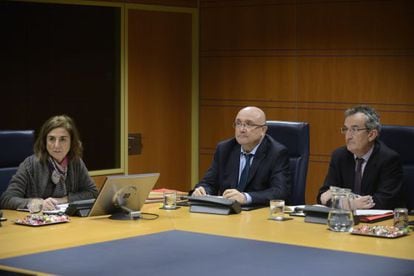 Cristina Uriarte y Patxi Baztarrika, en el centro, durante su comparecencia en el Parlamento.