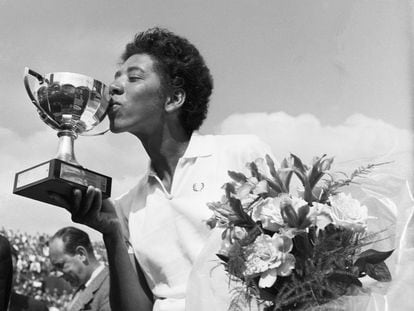 Althea Gibson, en 1956, durante el Campeonato Internacional de Tenis de Francia, conocido ahora como Roland Garros. Ese año se convirtió en la primera afroamericana en ganar el trofeo.