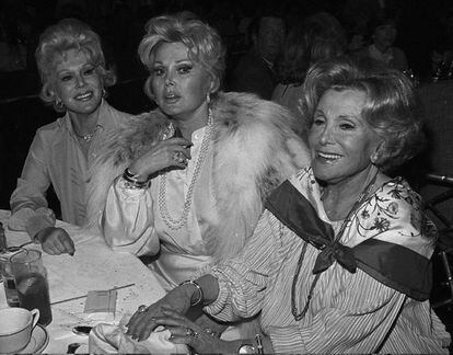 Zsa Zsa Gabor (centre), amb la seva germana Eva i la seva mare, Jolie.