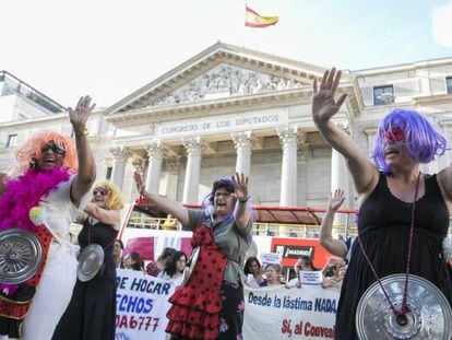 Protesta de empleadas del hogar frente al Congreso de los Diputados en Madrid