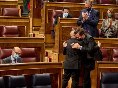 El portavoz de Vox, Iván Espinosa de los Monteros, abraza a su compañero Francisco José Alcaraz, este martes en el pleno del Congreso.