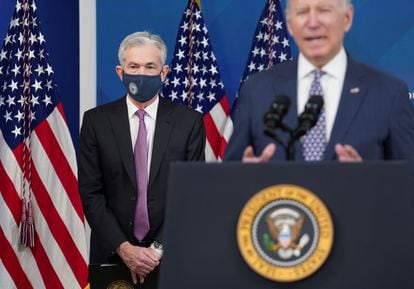 Jerome Powell escucha al presidente Joe Biden durante el anuncio de su confirmación al frente de la Fed, este lunes en la Casa Blanca.