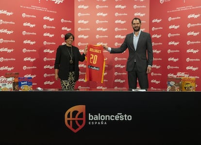 Kellogg es el nuevo proveedor oficial de la Federación Española de Baloncesto. El presidente de la FEB, Jorge Garbajosa, y la directora general de Kellogg Iberia, Susana Entero, firmaron este martes el acuerdo para surtir de cereales el desayuno de los deportistas.