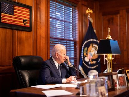 El presidente de EE UU, Joe Biden, habla con su homólogo ruso, Vladímir Putin, desde su casa en Wilmington, Delaware, este 30 de diciembre.