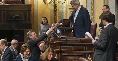 Gallardón entrega su voto a Posada.