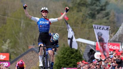Marta Cavalli cruza la línea de meta con los brazos en alto este miércoles tras imponerse a Annemiek Van Vleuten (2ª) y Demi Vollering (3ª) en el muro de Huy.