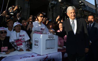 López Obrador participa en la consulta sobre el aeropuerto de México.