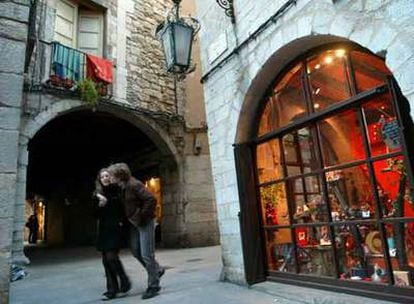 El Barrio Viejo de Girona, totalmente reformado, bulle de vida, tiendas, restaurantes y actividad cultural entre adoquines, pasajes arcados y románticas plazoletas.
