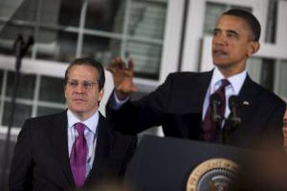 En la imagen, el presidente estadounidense, Barack Obama (d), junto a Gene Sperling (i), director del Consejo Nacional Económico (NEC en inglés). EFE/Archivo