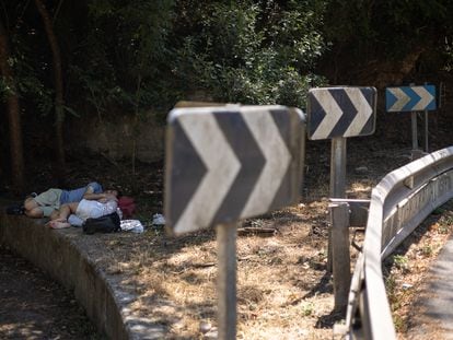 Benjamin y Laia, vecinos de Barcelona, toman el fresco en el 'revolt de les monges'